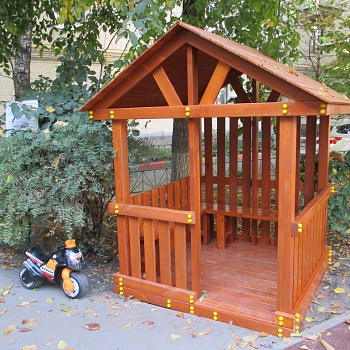 Детский домик с лавочками.