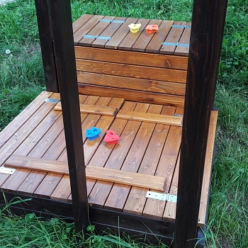 Крышка-сидение для песочницы и сундук для игрушек.