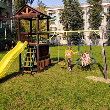 Площадка с металлической балкой.